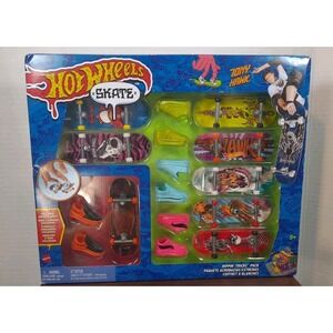 NIB Hot Wheels Tony Hawk Skate Rippin' Tricks Pack - Includes 8 Boards & 4 Shoes
